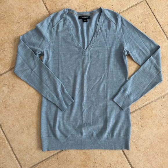 Banana Republic Sweaters - Women’s Banana Republic Superfine Merino Wool V-Neck Sweater - Medium